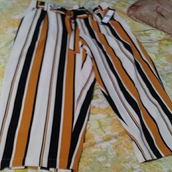 Soho Apparel Pants - Capri pants